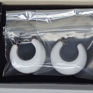 Vintage Sarah Coventry White Piearced Earrings